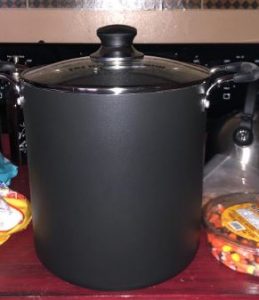 difference between stock pot and dutch oven - stock pot image