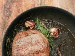 steak in pan image