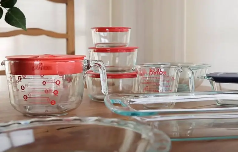 Pyrex glassware image